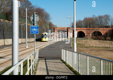 El tranvía Metrolink, cerca de la ciudad de Holt, parada en la línea, Ancoats East Manchester, Manchester, Inglaterra, Reino Unido. Foto de stock