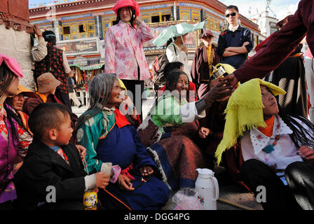 Los peregrinos tibetanos en frente del templo de Jokhang, Lhasa, Tíbet, China, Asia Foto de stock