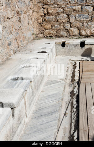 Antiguos sanitarios públicos o letrinas en Éfeso en Turquía Fotografía