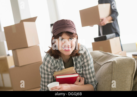 Mujer sentada con libros mientras mueves home