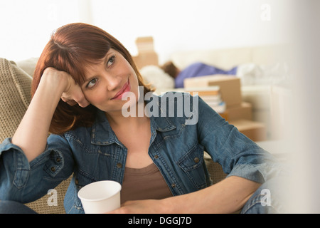 Mujer tomando un descanso mientras se traslada de casa