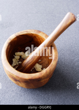 machacador para ajo y ajo en madera Fotografía de stock - Alamy