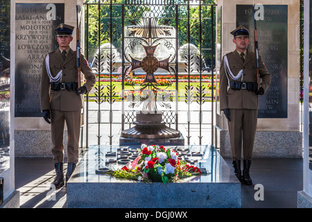 La Tumba del Soldado Desconocido en la plaza Pilsudski en Varsovia. Foto de stock