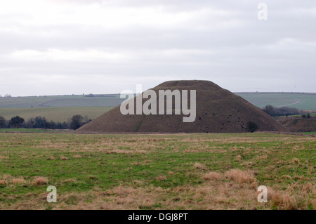 Silbury Hill Eneolítico sagrado montículo artificial Avebury Marlborough Wiltshire, expresión de la Diosa en el paisaje Foto de stock