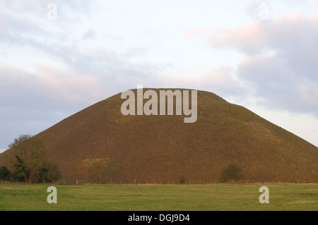 Silbury Hill Eneolítico sagrado montículo artificial Avebury Marlborough Wiltshire, expresión de la Diosa en el paisaje Foto de stock