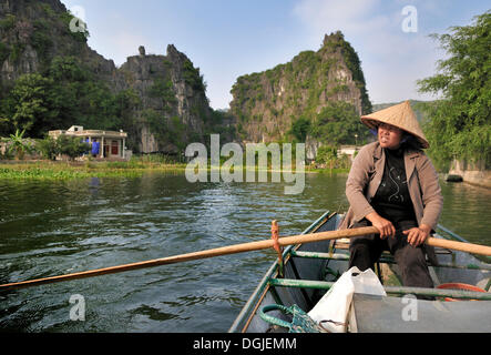 Viajar por barco en la región de Tam Coc, cerca de Ninh Binh, seque la Bahía de Halong, Vietnam, Sudeste de Asia, Asia Foto de stock