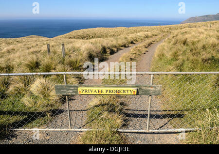 Puerta con un signo, propiedad privada, Otago, Isla del Sur, Nueva Zelanda, Oceanía Foto de stock