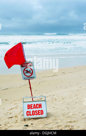 Una bandera roja de advertencia en Coolum Beach en Queensland. Foto de stock