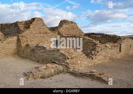 Las ruinas de los muros del histórico asentamiento, Chetro Ketl Anasazi, 950-1250 A.D, el Parque Nacional Histórico de la Cultura Chaco Foto de stock
