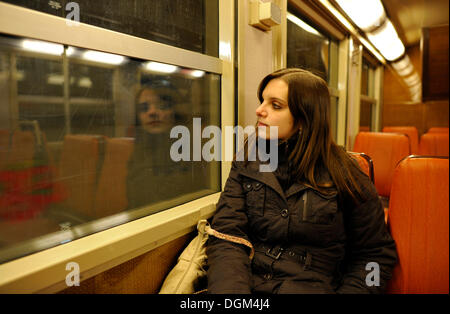 Joven en el Metro de París, Francia, Europa Foto de stock