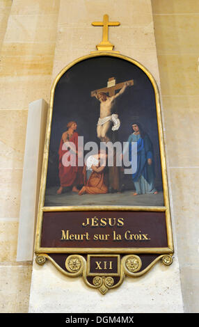 Representación de Jesús en la cruz, la iglesia de Saint-Louis des Invalides, L'Hôtel National des Invalides, un complejo de edificios Foto de stock