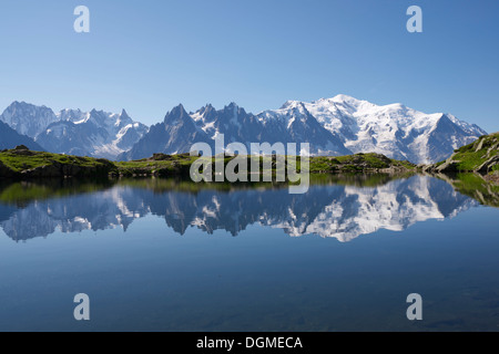 El Mont Blanc se refleja en el lago de Cheserys, Macizo del Mont Blanc, Alpes, Francia Foto de stock