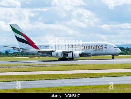 Emiratos avión Airbus A380 de rodadura a su llegada al aeropuerto internacional de Manchester Inglaterra, Reino Unido Foto de stock