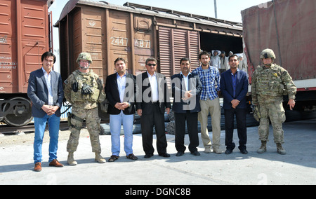 Los miembros de la delegación líder clave del Ministerio de Afganistán de las aduanas y la industria, y el primer teatro logística comand Foto de stock