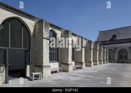 Universidad Católica de Lovaina Arenberg, biblioteca de Lovaina, Bélgica. Arquitecto: Rafael Moneo, 2002. El exterior del claustro contra cle