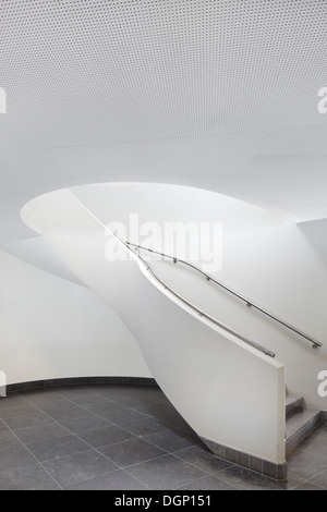 Universidad Católica de Lovaina Arenberg, biblioteca de Lovaina, Bélgica. Arquitecto: Rafael Moneo, 2002. Escalera principal curvo.