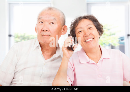 Feliz pareja de ancianos habla por teléfono