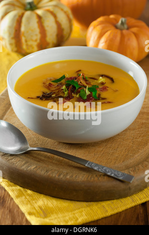 Sopa de calabaza con crujiente de tocino y cebollas.