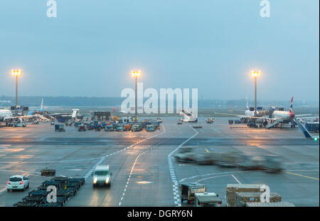 Delantal de Frankfurt Airport al anochecer, Rhein-Main-Gebiet, Frankfurt am Main, Hesse, Alemania Foto de stock
