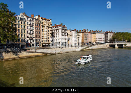 Casa flotante sobre el río Saona en Lyon, Quai Saint-Vincent, departamento de Rhône, Francia, Europa