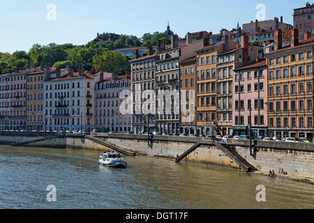Casa flotante sobre el río Saona en Lyon, Quai Saint-Vincent, departamento de Rhône, Francia, Europa