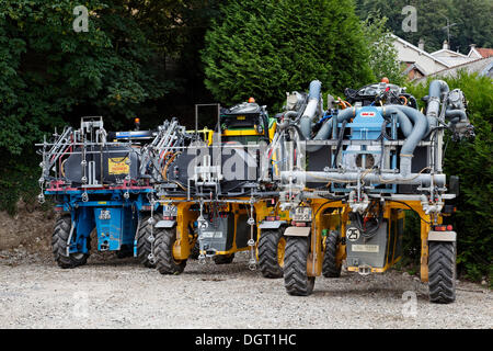 Máquinas para trabajar en los viñedos de Champagne, aldea de Verzenay, Reims, departamento de Marne, Champaña-Ardenas región Foto de stock