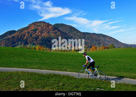Ciclista, Ruhpolding, la región de Chiemgau, Alta Baviera, Baviera Foto de stock