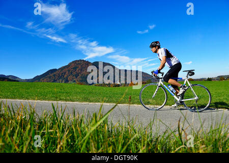 Ciclista, Ruhpolding, la región de Chiemgau, Alta Baviera, Baviera Foto de stock