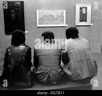 Los visitantes en una exposición de arte, alrededor de 1976, Leipzig, República Democrática Alemana, Alemania Oriental