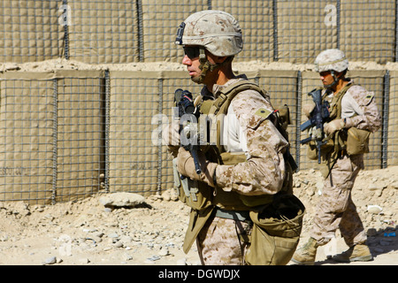 El Teniente Coronel del Cuerpo de Marina de los EE.UU. Daniel Wittnam, comandante del batallón del 3er Batallón, 7º Regimiento de la Infantería de Marina, patrullas en Lashkar Gah, provincia de Helmand, Afganistán, 17 de octubre de 2013. Wittnam viajó a Lashkar Gah visitar a infantes de Marina con la Fuerza de Seguridad adjunto