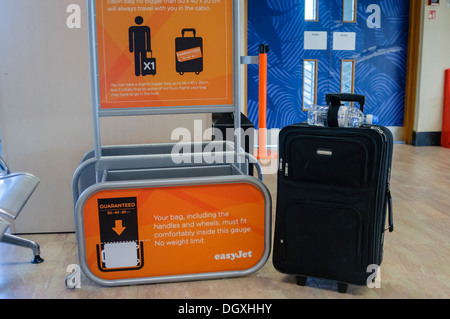 Cabin baggage size gauge fotografías imágenes de Alamy