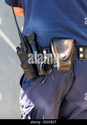 El equipo incluye una radio, linterna y esposas en funda de cinturón del  agente de policía, EE.UU Fotografía de stock - Alamy