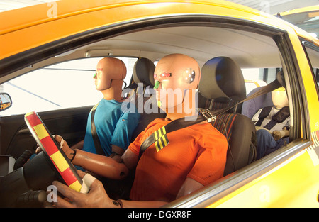 Crash test dummies en un coche Foto de stock