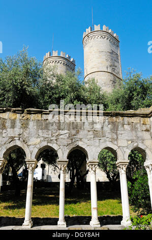 Porta di Vacca city gate, la histórica diferenciada de Génova, Liguria, Italia, Europa Foto de stock