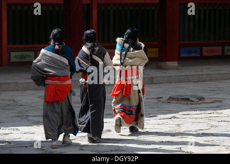 Las mujeres tibetanas en traje tradicional en frente del salón de la asamblea o Dukhang, monasterio de Labrang, Xiahe, Gansu, China, Asia Foto de stock