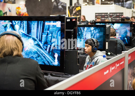 Londres, Reino Unido - 26 de octubre: los jugadores las pruebas previas de juegos a ser estrenada en 2014, en el interior de la sala de exposiciones.