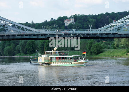 Barco de pasajeros, loschwitz bridge o maravilla azul, el río Elba, Dresde, Sajonia Foto de stock