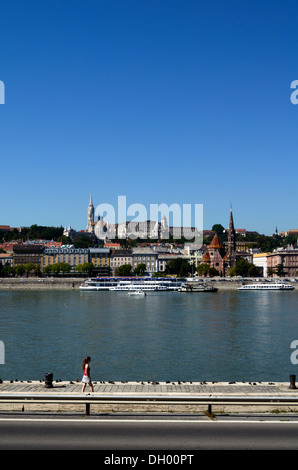 Budapest Hungría Distrito Buda vista desde el lado de Pest del Danubio Foto de stock