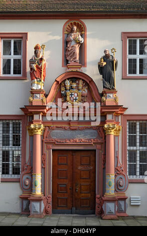 Portal renacentista con las figuras de san Bonifacio, Jesucristo y San Benito de Nursia, el edificio del antiguo convento