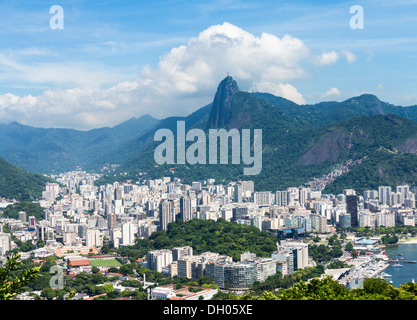 La ciudad de Río de Janeiro, Brasil - Antena de Sugarloaf Mountain; la estatua de Cristo Redentor en la montaña de Corcovado en segundo plano.