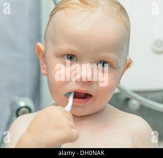 Baby Boy cepillando sus dientes Foto de stock