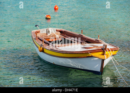 Embarcación pesquera de madera flota amarrado en el agua del mar Adriático, Montenegro Foto de stock