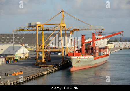 Buque de carga en el puerto de cruceros de Bridgetown en Barbados.