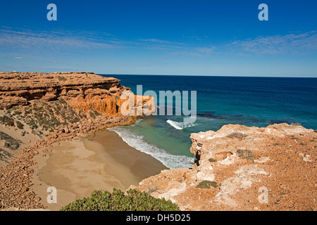 El paisaje costero, acantilados y playa de bahía aislada desde el mirador del ojo de la aguja cerca de Venus Bay en la península de Eyre, Australia del Sur Foto de stock