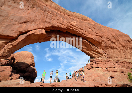 Los turistas en la ventana Norte formación rocosa, la sección Windows, Arches National Park, Moab, Utah, Estados Unidos de América, EE.UU. Foto de stock