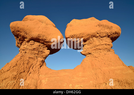 Hoodoos erosionados y entrada formaciones rocosas de arenisca, duendes, Goblin Valley State Park, San Rafael de coral Desierto, Utah Foto de stock