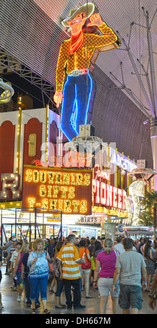 Vegas Vic, famosa figura de vaquero y landmark, signo de neón de Old Las Vegas, Pioneer Hotel Casino de Fremont Street. Foto de stock