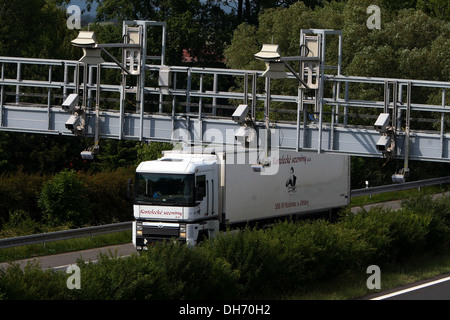 Puerta de peaje en una autopista. El sistema de cámara Tecnología de  microondas para controlar el movimiento de camiones República Checa  Fotografía de stock - Alamy