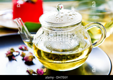Verbena, menta y capullos de rosa como mezclar té de hierbas en una olla de té