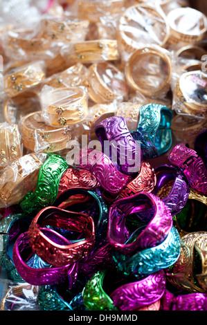 Montón de coloridas pulseras baratas en el mercado indio Foto de stock